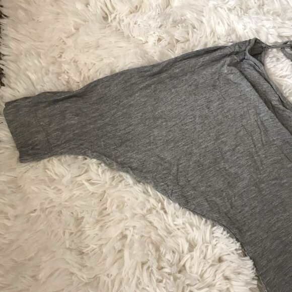 Guess V Neck short sleeve gray top with sequins down front size Medium EUC - Picture 6 of 8